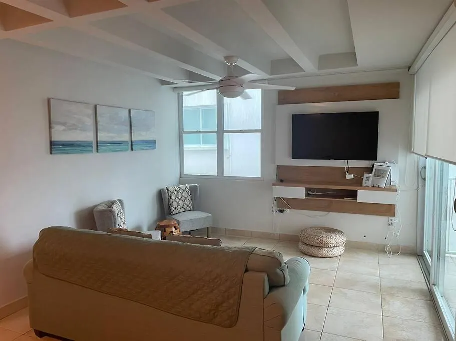Beach Front 2 Bedroom 1 Bathroom Apt. サンジョアン アパート