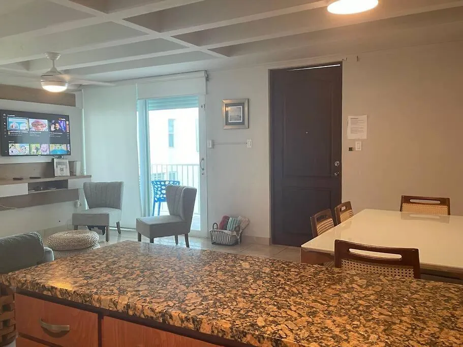 Beach Front 2 Bedroom 1 Bathroom Apt. サンジョアン 0*,  プエルトリコ